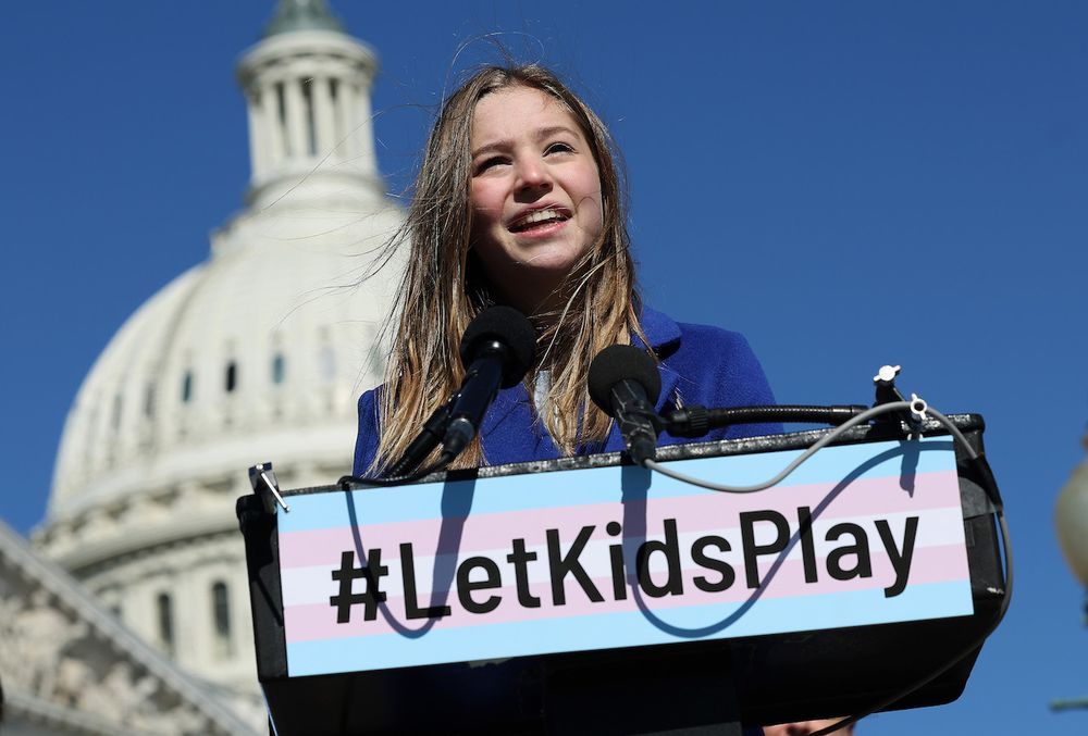 Rebekah Bruesehoff, una estudiante atleta transgénero, habla en una conferencia de prensa sobre los derechos LGBTQI, en el Capitolio de los Estados Unidos el 8 de marzo de 2023.