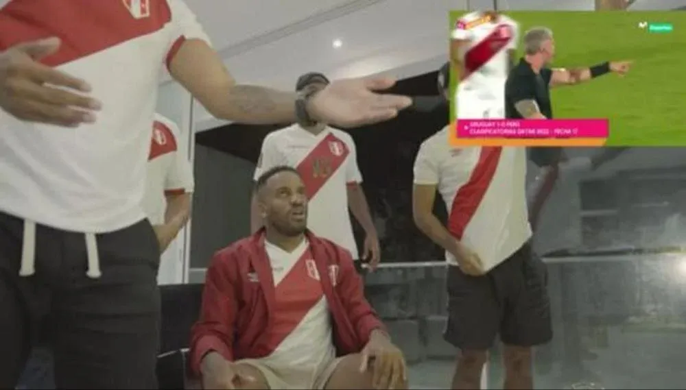 El peruano Jefferson Farfán no pudo venir a Montevideo con sus compañeros por una lesión y sufrió el partido, a la vez que gritó el gol que el VAR no convalidó en la hora