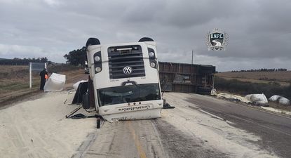 un camion cargado con arroz despisto y volco en ruta 8: la circulacion esta totalmente obstruida