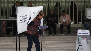 Mujer vota en las elecciones judiciales de México, el 1 de junio de 2025.