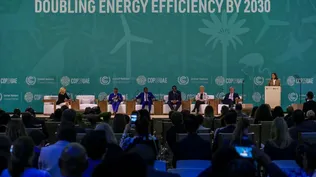La vicepresidenta de EEUU, Kamala Harris (derecha), habla durante la sesión Triplicar la energía renovable y duplicar la eficiencia energética para 2030 en la cumbre climática de las Naciones Unidas COP28 en Dubái.
