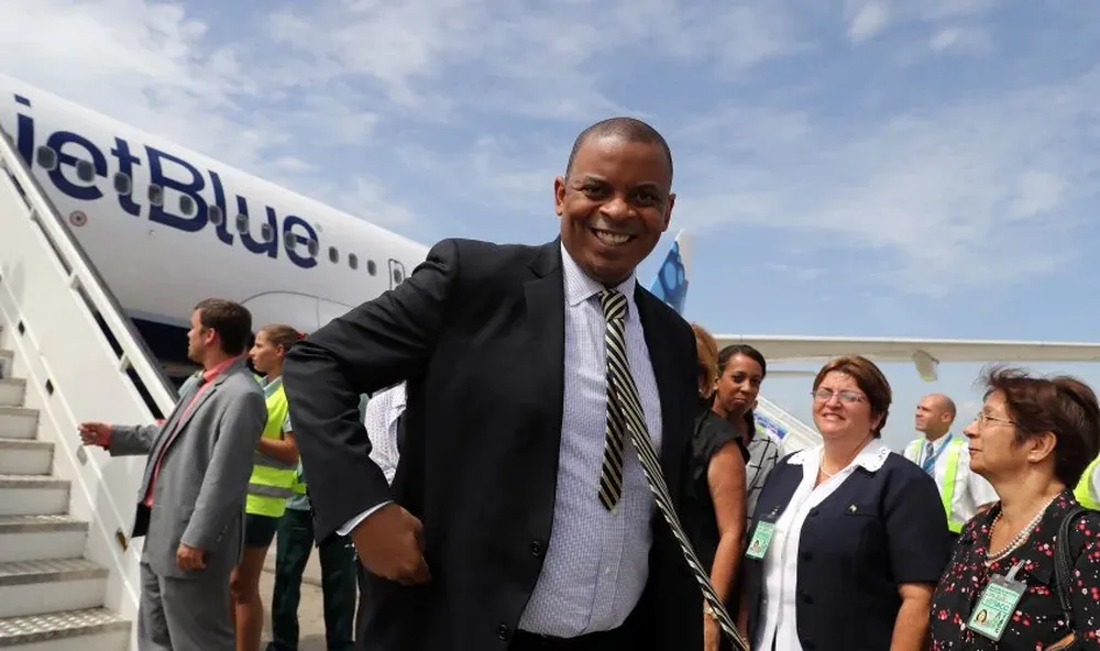 Secretario de Transporte de Estados Unidos, Anthony Foxx, llegando el miércoles a Cuba.