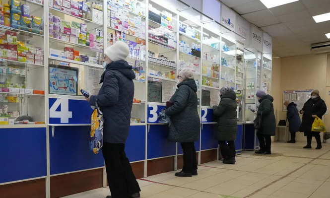 Clientes comprando medicamentos en una farmacia en San Petersburgo.