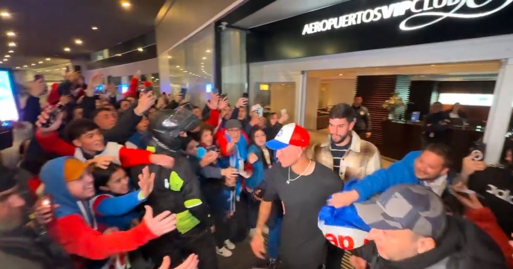 Nicolás López recibido en el aeropuerto de Carrasco