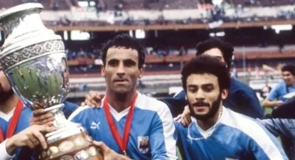 Antonio Alzamendi y Alfonso Domínguez en la vuelta olímpica de Uruguay tras ganar la Copa América de Argentina 1987