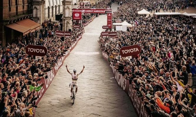 Los 50 euros mejor invertidos: la curiosa historia de la foto viral de Tadej Pogacar llegando a la meta de Strade Bianche
