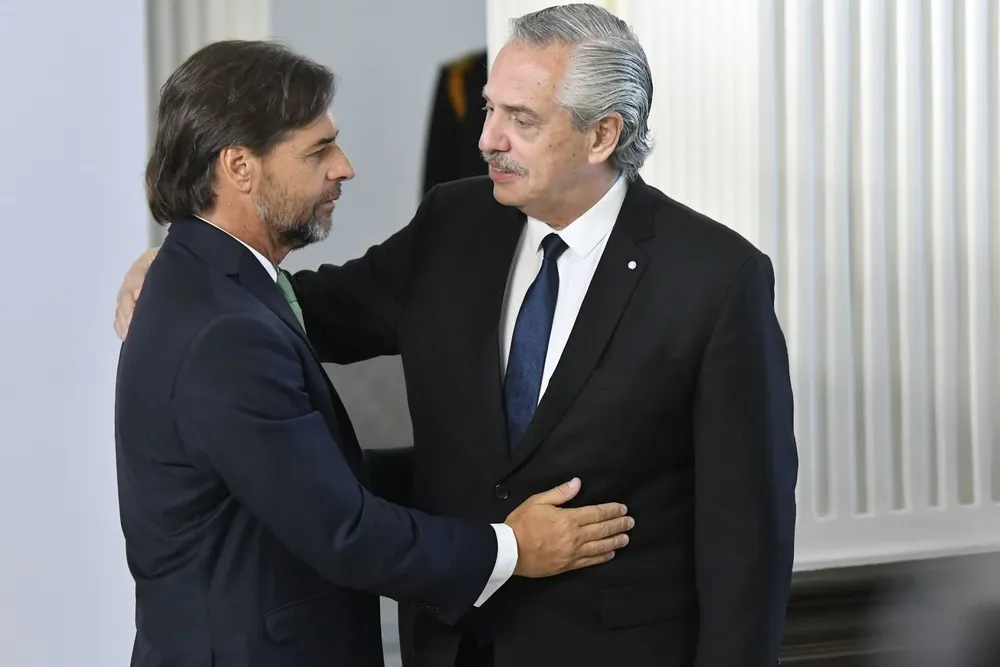 Luis Lacalle Pou y Alberto Fernández en reunión de la Celac en enero de 2023