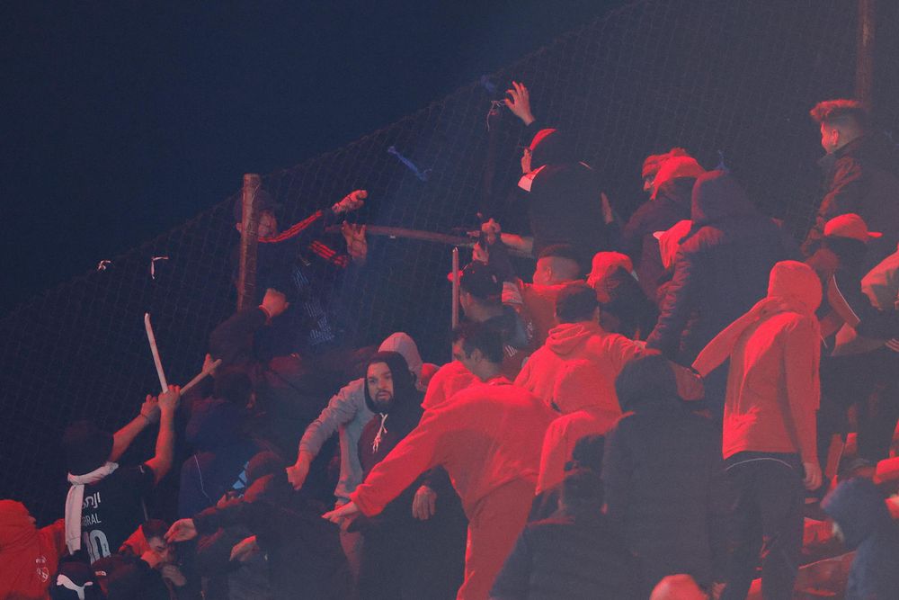 Hinchas se enfrentan este miércoles, en un partido de los octavos de final de la Copa Sudamericana entre Independiente y Universidad de Chile en el estadio Libertadores de América en Avellaneda, Argentina 