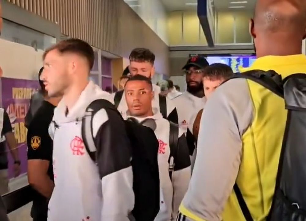 Nicolás De la Cruz en la llegada de Flamengo a Río tras perder con Palestino