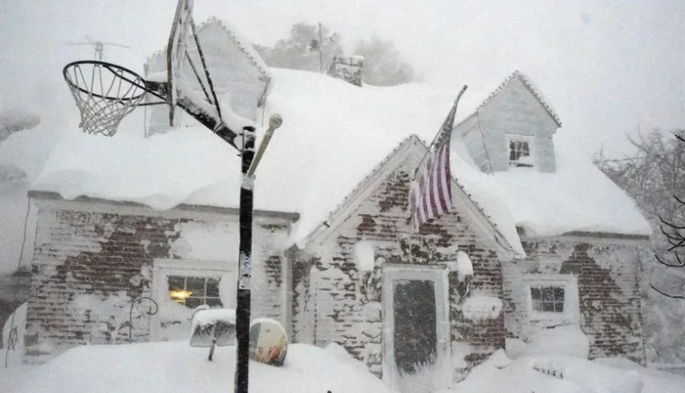 Una casa cubierta de nieve en Búfalo, Nueva York