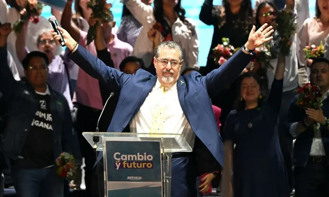 Bernardo Arévalo de León, un sociólogo de 64 años, se coló sorpresivamente a la segunda vuelta electoral