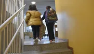 Archivo, dos niñas entran a su centro de estudios. 