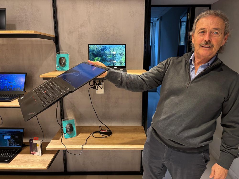 Alberto Esswein de PC Discount muestra la robustez de una Lenovo Thinkpad.