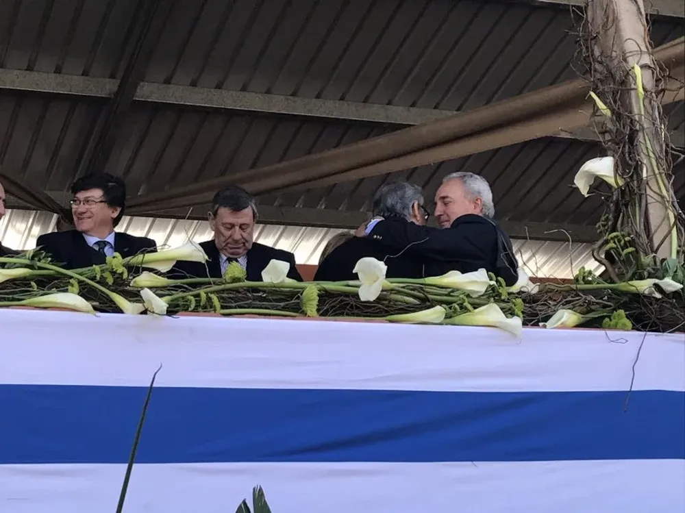 El abrazo de Zerbino y Benech tras los discursos que pronunciaron hoy en la Expo Prado.