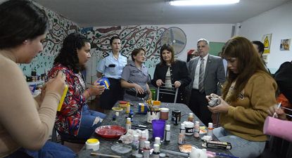 el gobierno lanza un programa para que los presos trabajen en las carceles