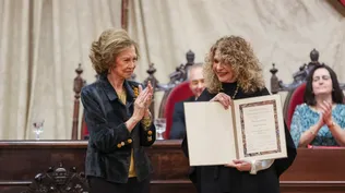 La reina Sofía (i) entrega el XXXII Premio de Poesía Iberoamericana a la escritora nicaragüense Gioconda Belli (d), este miércoles en la Universidad de Salamanca