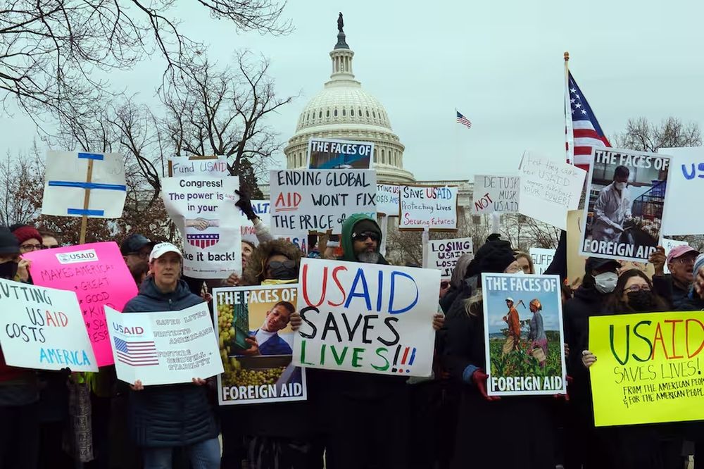 Manifestantes se reúnen en una manifestación en apoyo a USAID, en Washington.