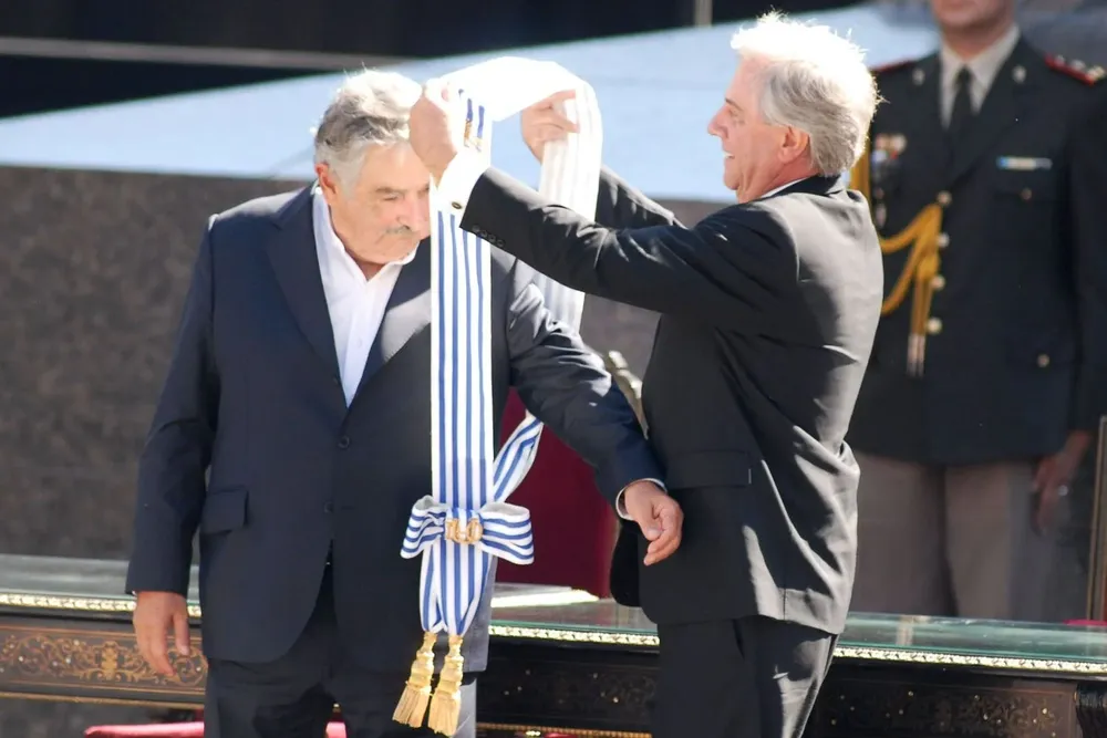 Tabaré Vázquez le transfiere la banda presidencial a José Mujica el 1º de marzo de 2010