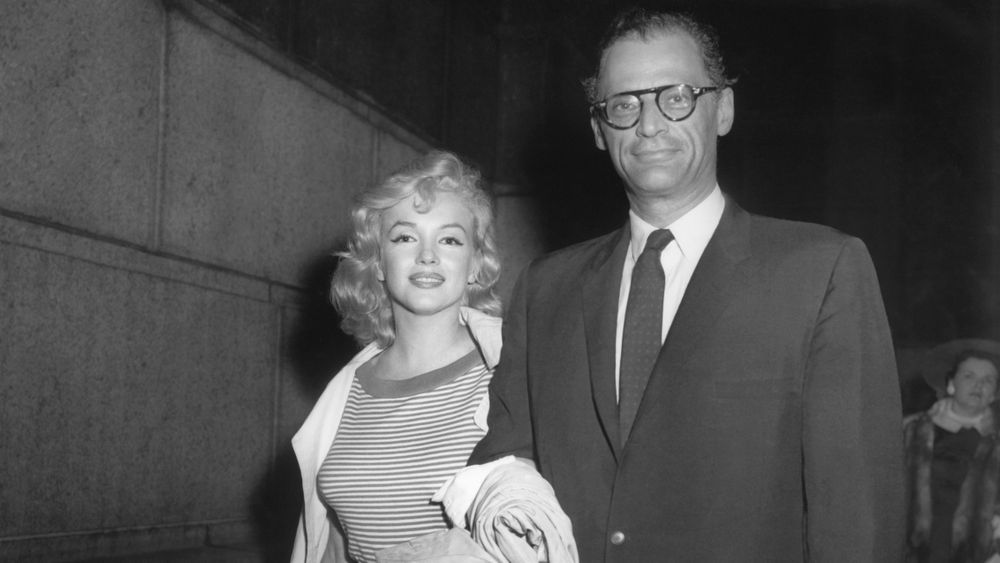 Marilyn Monroe no dudó en mostrar su apoyo públicamente a su esposo Arthur Miller cuando el dramaturgo fue investigado por un comité del Senado de EE.UU.