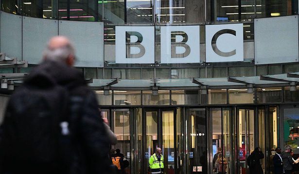 Dos de los máximos responsables de la BBC renunciaron tras detctar un "error" en un documental sobre Trump.