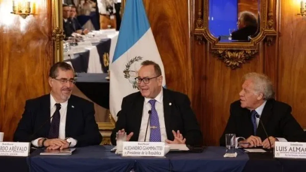 Bernardo Arévalo, Alejandro Giammattei y Luis Almagro (secretario general de la OEA) en la reunión del 4 de septiembre