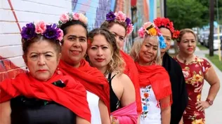 Mujeres vestidas con los típicos atuendos que caracterizaron a la pintora mexicana Frida Kahlo