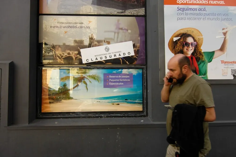 El cartel de clausurado fue puesto este martes