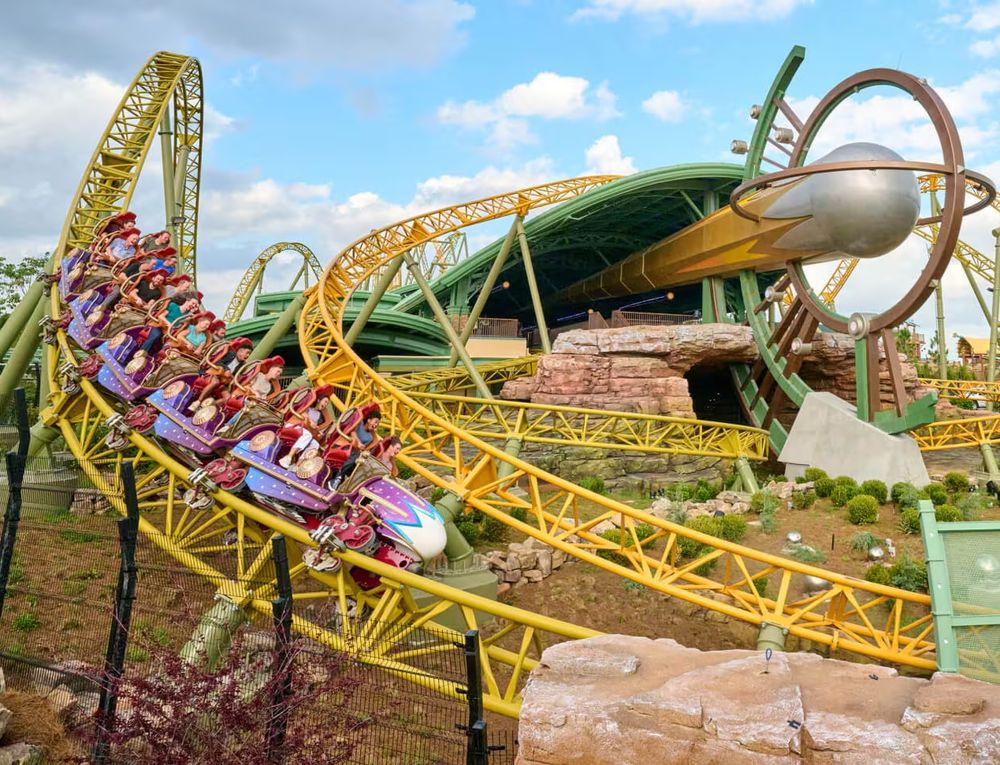 La montaña rusa a la que se subió el hombre en el parque Universal