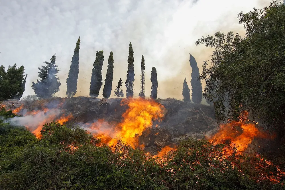 El incendio forestal iniciado el jueves en Montitxelvo (Valencia) encara su tercer día activo y todavía sin control