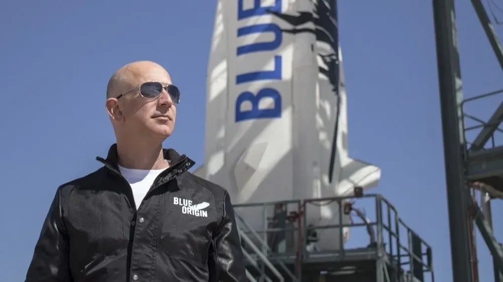 Jeffrey Bezos frente al cohete de Blue Origin
