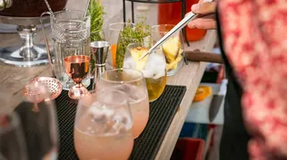 ¿Cuánto cuesta tomarse un trago en los bares argentinos?