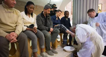 ¿quienes son los reclusos a los que el papa les lavara los pies hoy?