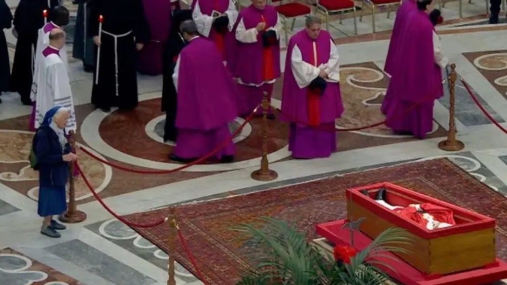 Sor Genevieve reza ante el féretro del papa Francisco.