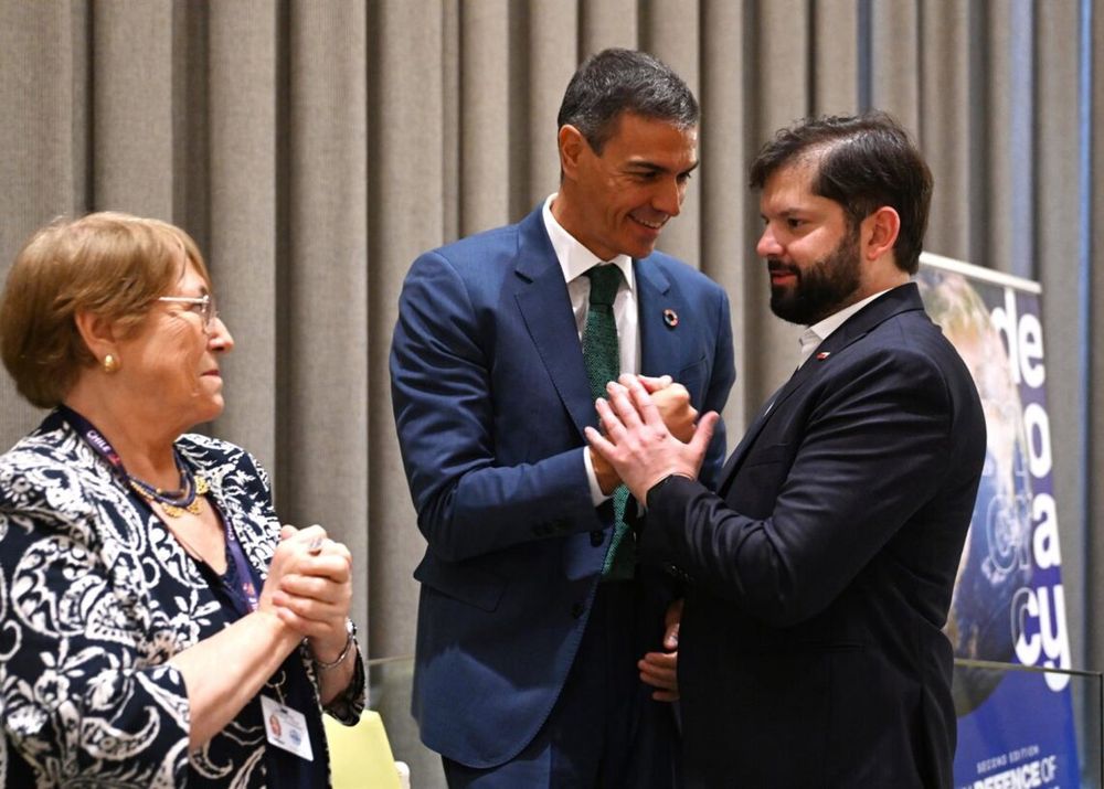 Pedro Sánchez, junto a los chilenos Gabriel Bóric y Michelle Bachelet en Nueva York.