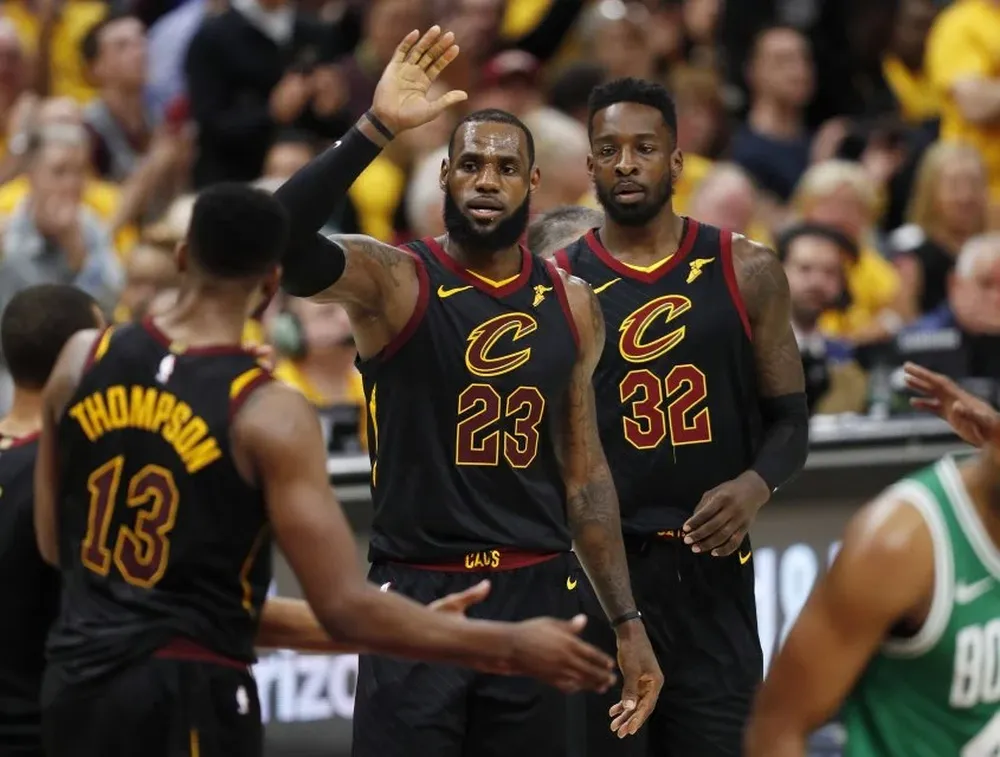 LeBron superó las 2.356 canastas de Abdul-Jabbar en playoffs