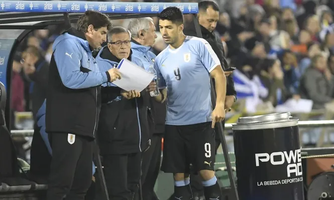 Luis Suárez junto a Tabárez y Mario Rebollo en uno de los tantos partidos que estuvieron juntos con la selección uruguaya