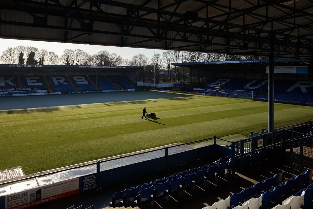 El cuidador Michael Curtis, quien siguió manteniendo el campo después de que el equipo de fútbol Bury FC, de más de un siglo de antigüedad, tuvo que cerrar su estadio, en Bury, Inglaterra, el 29 de noviembre de 2019