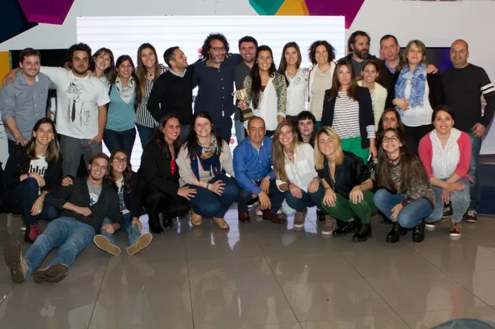 El equipo de Notable festeja en la entrega de premios