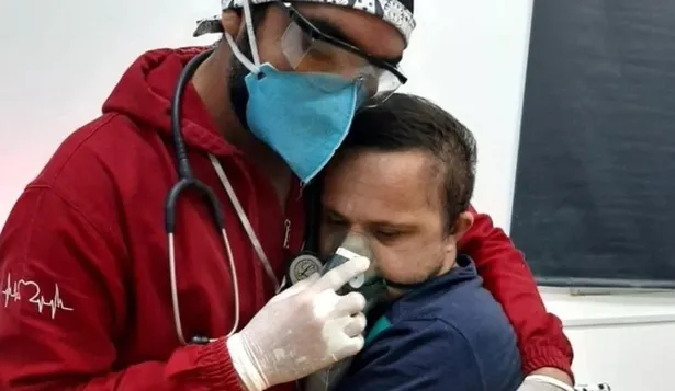 El abrazo de un enfermero que consoló a un paciente con síndrome de down y covid-19