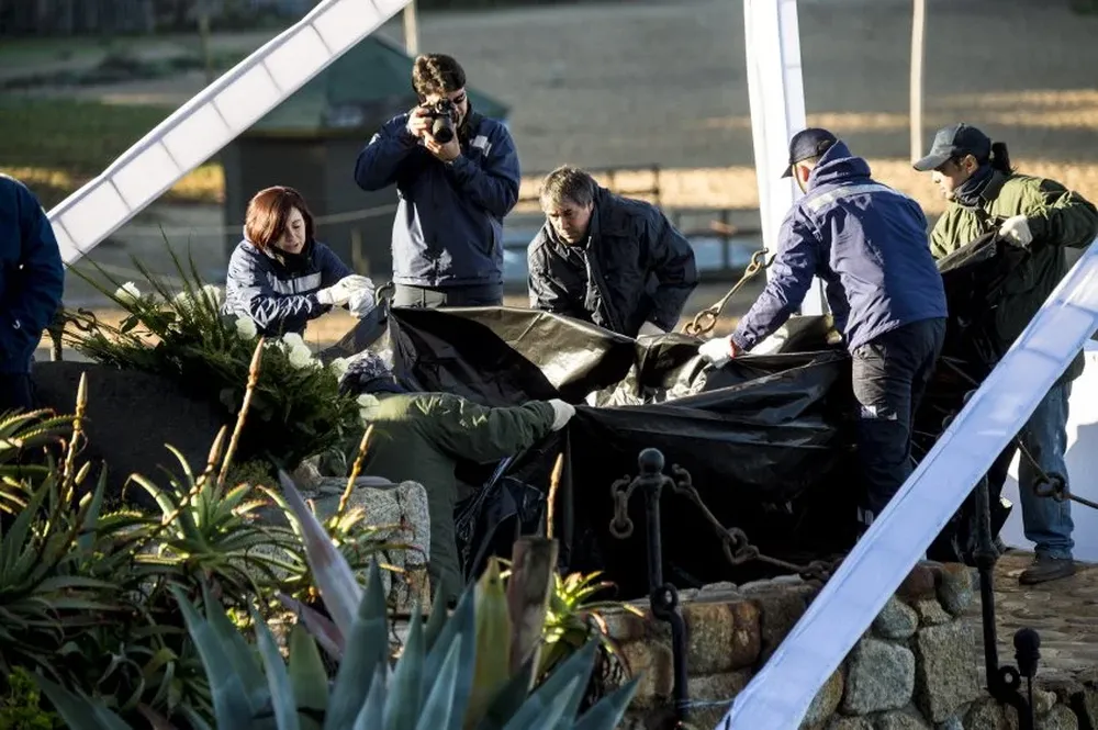 Personal policial prepara el lugar donde yacerán los restos del poeta
