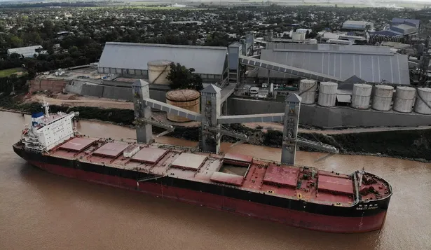 Mercado de granos: embarque de soja en San Lorenzo, al norte de Rosario, en Argentina.