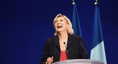 El triunfo de Marine Le Pen en las elecciones al Parlamento europeo con su partido de ultraderecha fueron el desencadenante de lo que parece ser una decisión o bien excesivamente confiada o furiosamente impulsiva de parte de Macron, que decidió convocar elecciones parlamentarias que pueden obligarlo, en el peor escenario,&nbsp; a una cohabitación con Le Pen por los tres años de mandato que le quedan, degradado a un rol muy recortado como mandatario de Francia. La turbulencia de los mercados está justificada.&nbsp;&nbsp;