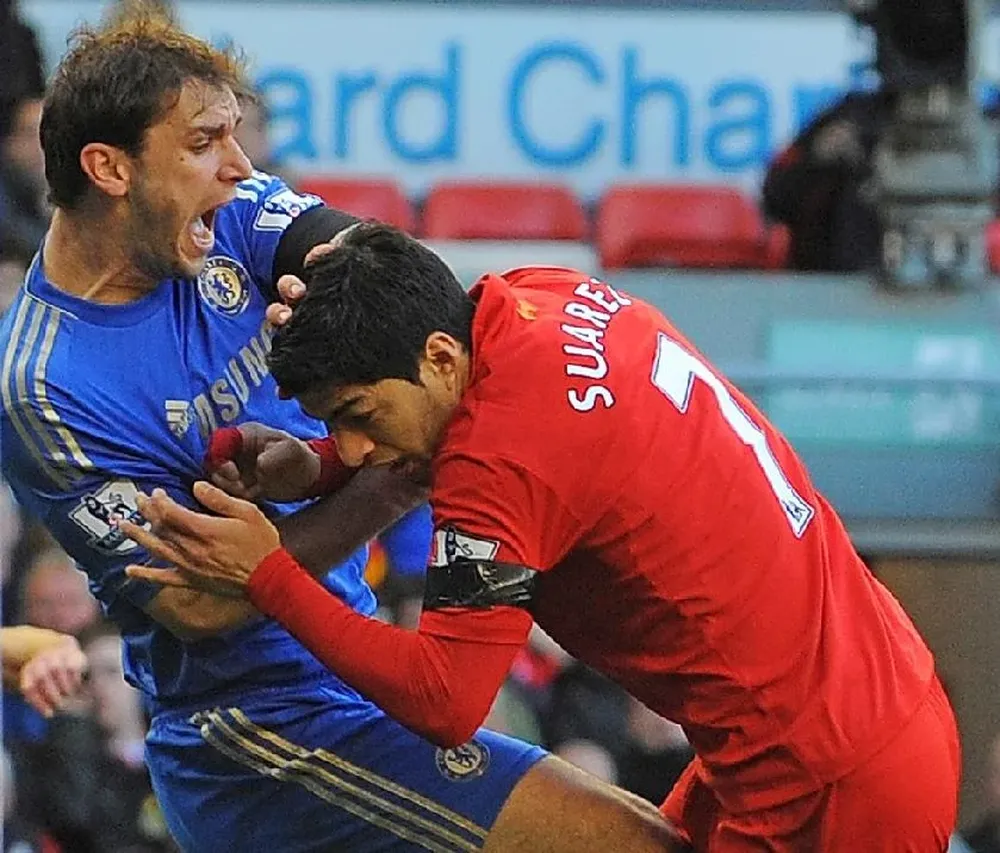 El momento de la mordida a Ivanovic