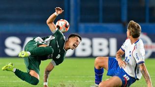 Jeremía Recoba de Nacional fue con todo sobre Cristian Barros de Plaza Colonia por el Torneo Apertura