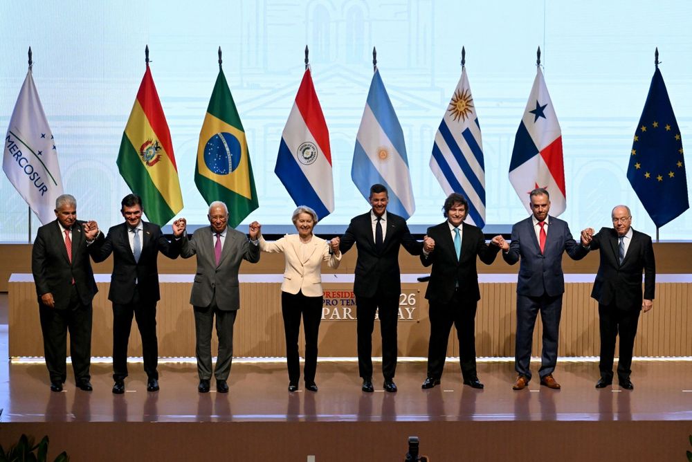 La foto de familia tras la firma del acuerdo