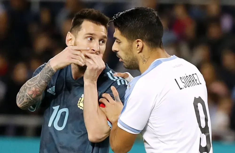 Messi le protestó a su amigo Suárez por las patadas que recibió