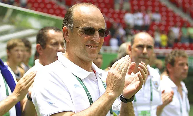 Fabián Coito, dirigiendo a los juveniles celestes