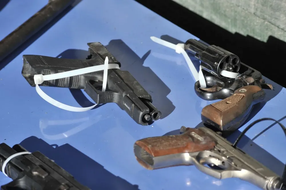 En el hecho fueron incautadas cuatro armas de fuego y numerosas municiones.
