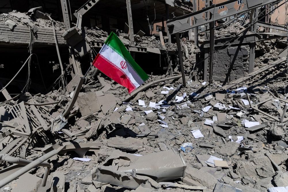 Una bandera iraní sobre una zona bombardeada en Teherán. Europa Press.