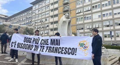 Jóvenes frente al hospital Gemelli de Roma donde está internado el Papa Francisco. EFE
